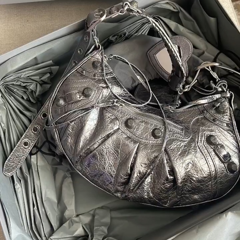Balenciaga trendy bag , worn twice , can be worn dressed up or dressed down